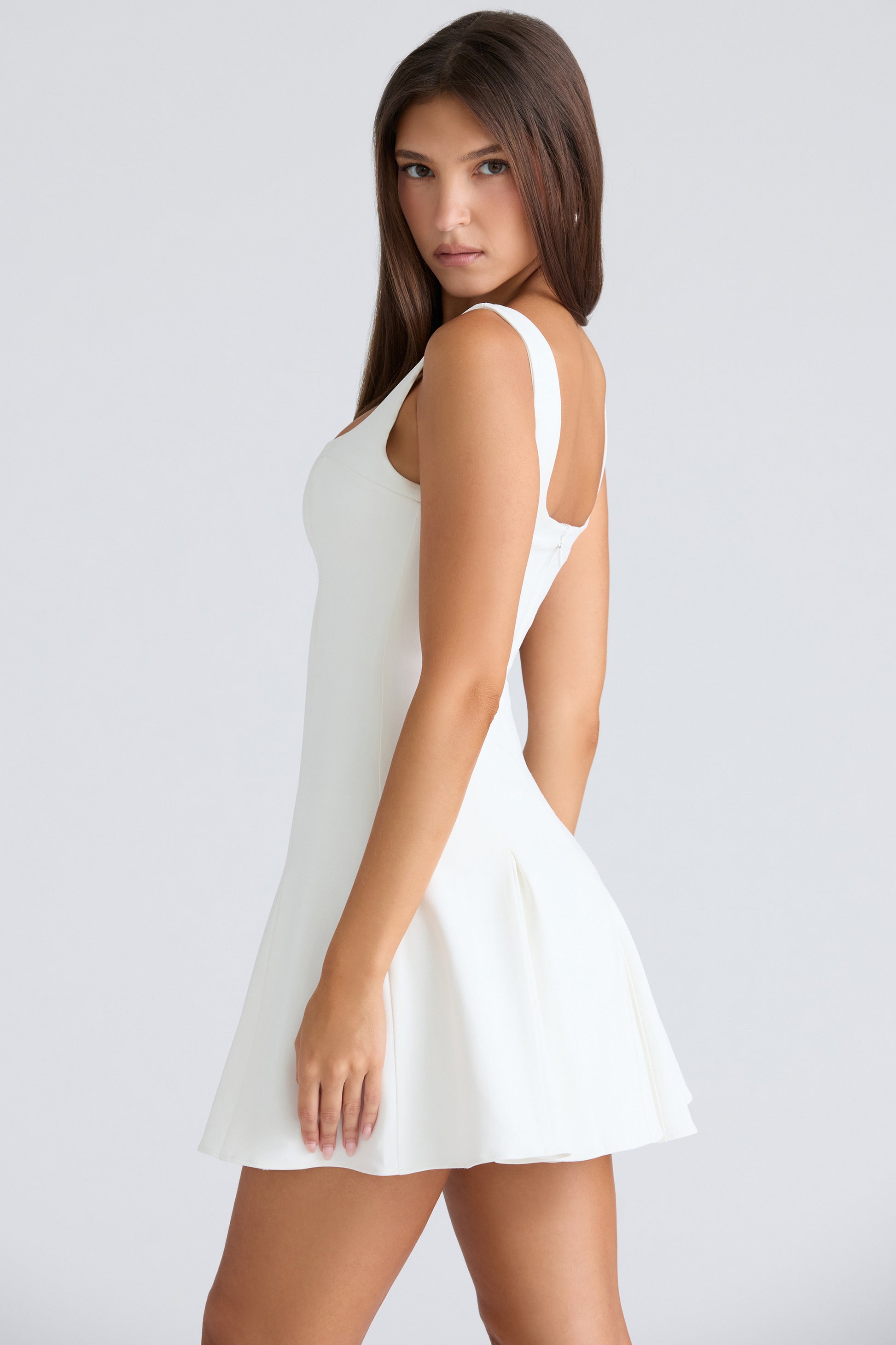 Vestido Mini Amelie Marfim Vintage Elástico Evasê Elegante Ajuste Perfeito